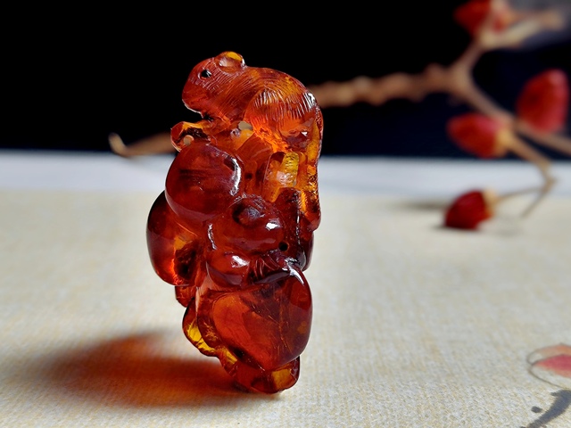 古玩玉器清代琥珀雕“松鼠葡萄”掛墜拍賣，當前價格8000元