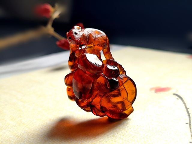 古玩玉器清代琥珀雕“松鼠葡萄”掛墜拍賣，當前價格8000元