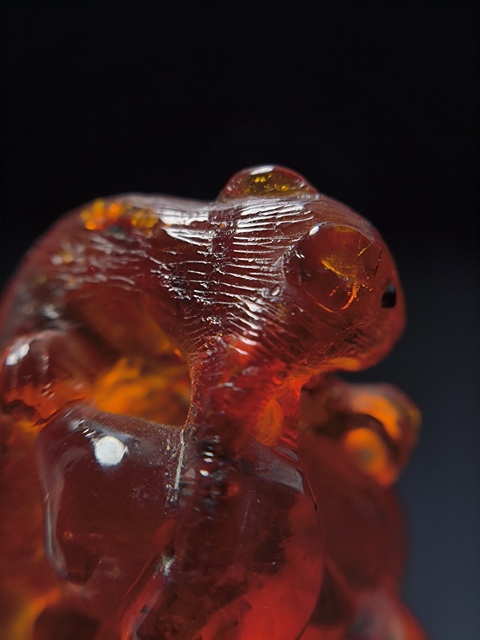 古玩玉器清代琥珀雕“松鼠葡萄”掛墜拍賣，當前價格8000元