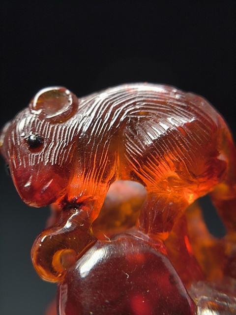 古玩玉器清代琥珀雕“松鼠葡萄”掛墜拍賣，當前價格8000元