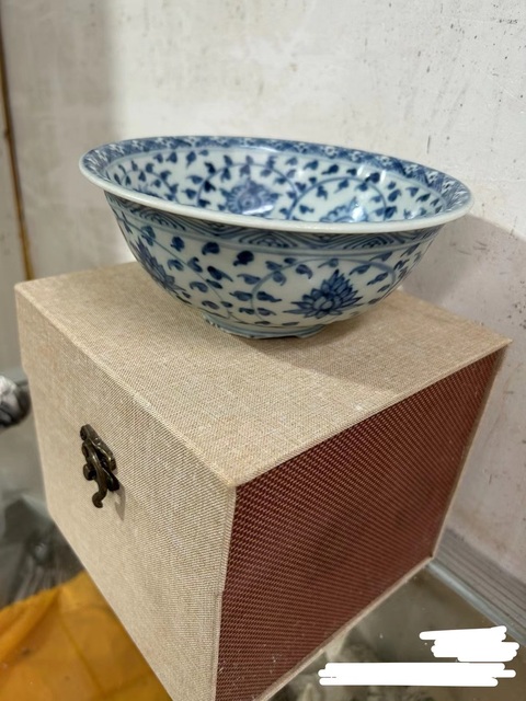 古玩陶瓷青花纏枝花卉紋碗真品鑒賞圖