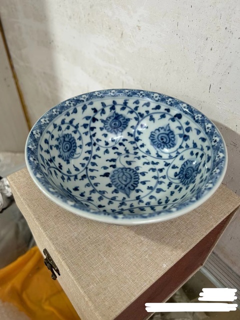 古玩陶瓷青花纏枝花卉紋碗真品鑒賞圖