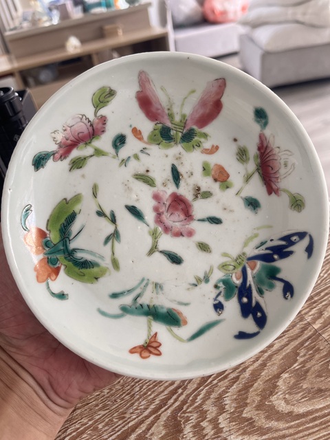 古玩陶瓷晚清民國·蝶戀花紋粉彩盤拍賣,當前價格800元
