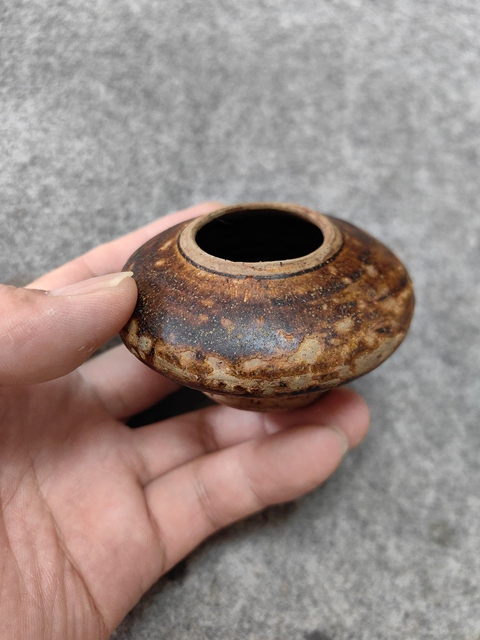 古玩陶瓷唐代-宣州窯褐釉水盂拍賣，當前價格3700元