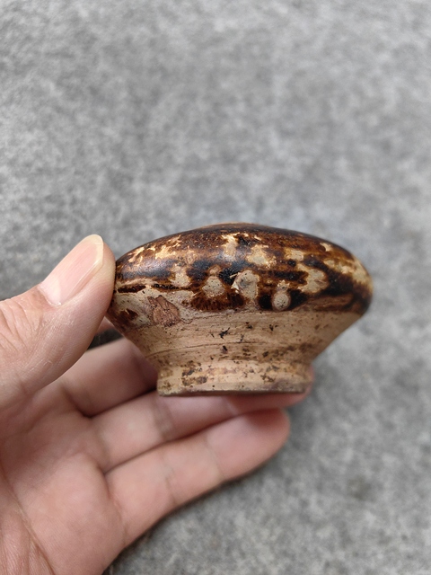 古玩陶瓷唐代-宣州窯褐釉水盂拍賣，當前價格3700元