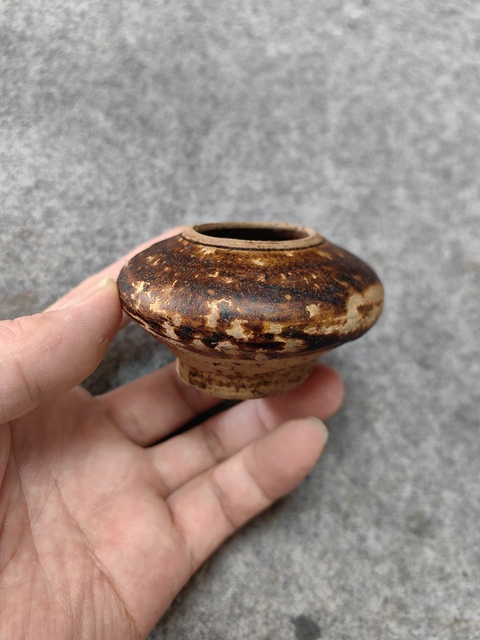 古玩陶瓷唐代-宣州窯褐釉水盂拍賣，當前價格3700元