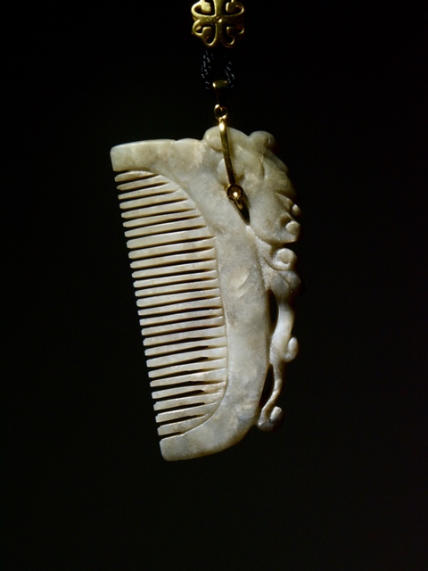 古玩玉器和田玉雕“龍紋梳”拍賣，當(dāng)前價(jià)格18000元