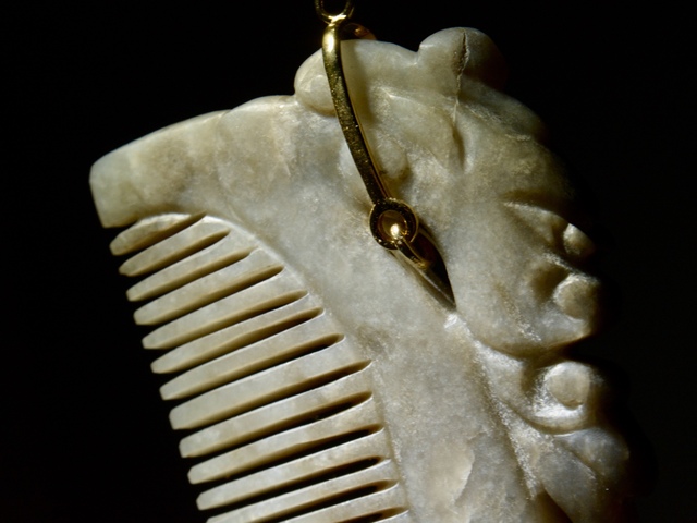 古玩玉器和田玉雕“龍紋梳”拍賣，當(dāng)前價(jià)格18000元