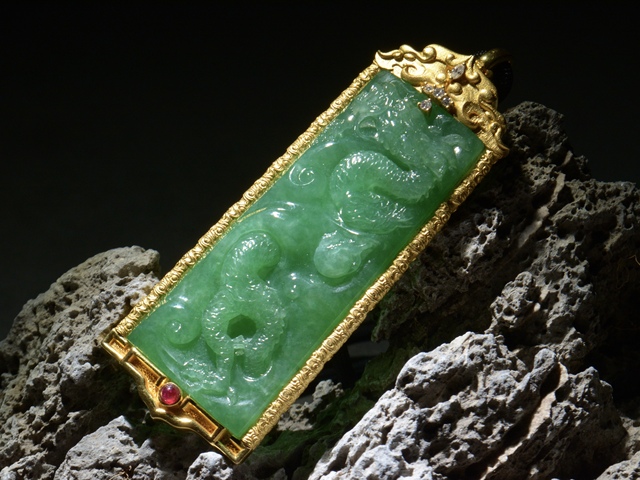 古玩玉器天然翡翠雕“龍紋牌”拍賣(mài)，當(dāng)前價(jià)格200000元