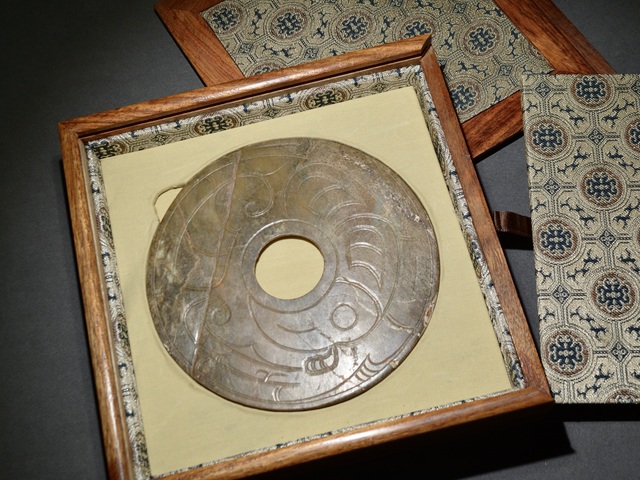 古玩玉器和田玉雕“鳳鳥紋壁”拍賣，當前價格2400000元