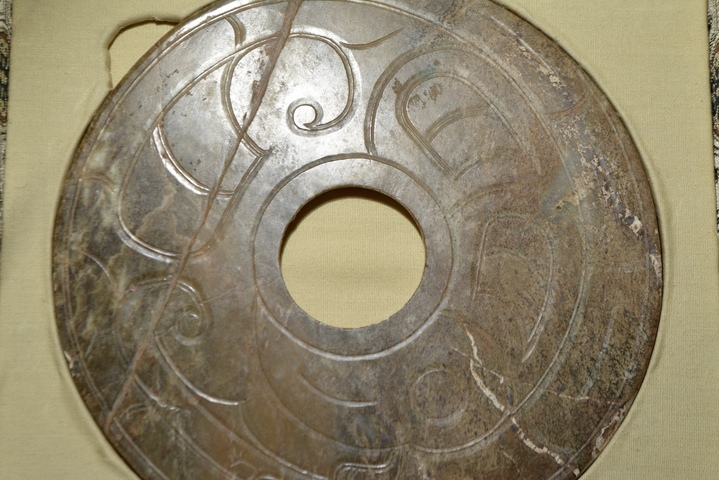 古玩玉器和田玉雕“鳳鳥紋壁”拍賣，當前價格2400000元
