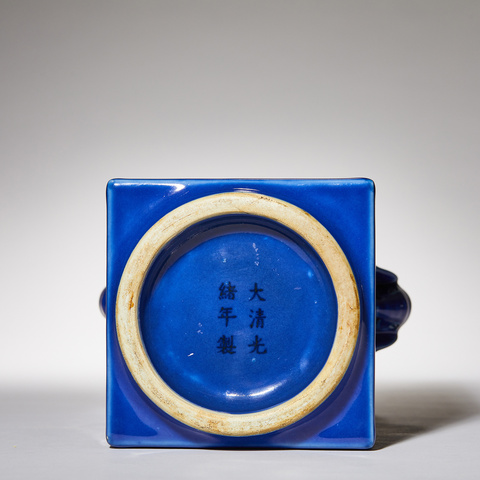 古玩陶瓷【保利精品立件官窯單色釉】霽藍釉象耳琮式瓶拍賣,當前價格189000元