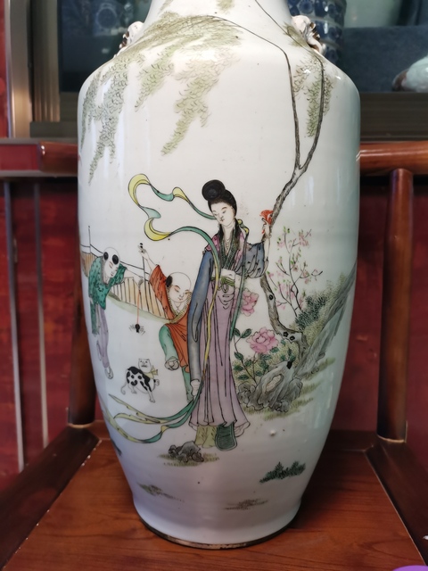 古玩陶瓷【精品大瓶】民國油粉彩仕女嬰戲圖撇口瓶拍賣，當前價格16000元