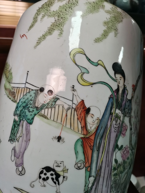 古玩陶瓷【精品大瓶】民國油粉彩仕女嬰戲圖撇口瓶拍賣，當前價格16000元