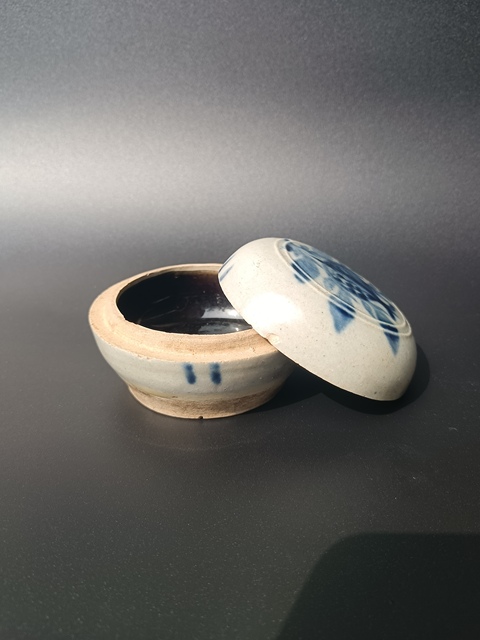 古玩陶瓷明中期~青花石榴紋粉盒拍賣,當前價格2222元