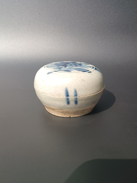 古玩陶瓷明中期~青花石榴紋粉盒拍賣,當前價格2222元