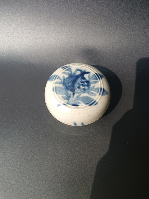 古玩陶瓷明中期~青花石榴紋粉盒拍賣,當前價格2222元