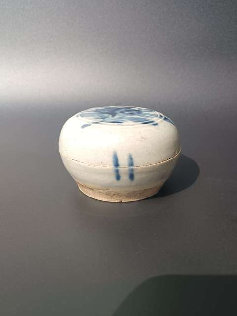 古玩陶瓷明中期~青花石榴紋粉盒拍賣,當前價格2222元