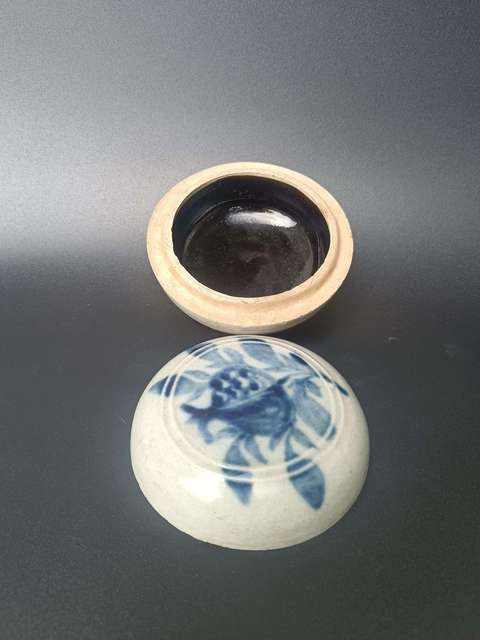 古玩陶瓷明中期~青花石榴紋粉盒拍賣,當前價格2222元