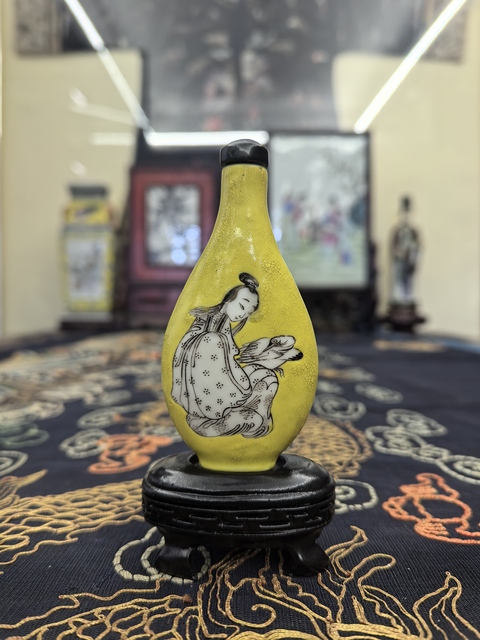 古玩陶瓷道光黃釉墨彩(麻姑獻壽)鼻煙壺拍賣,當前價格6888元