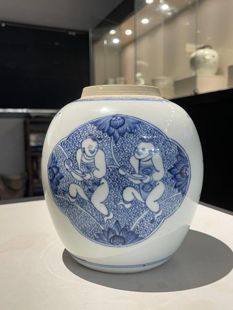 古玩陶瓷清代康熙青花執(zhí)荷童子罐拍賣，當(dāng)前價(jià)格22888元