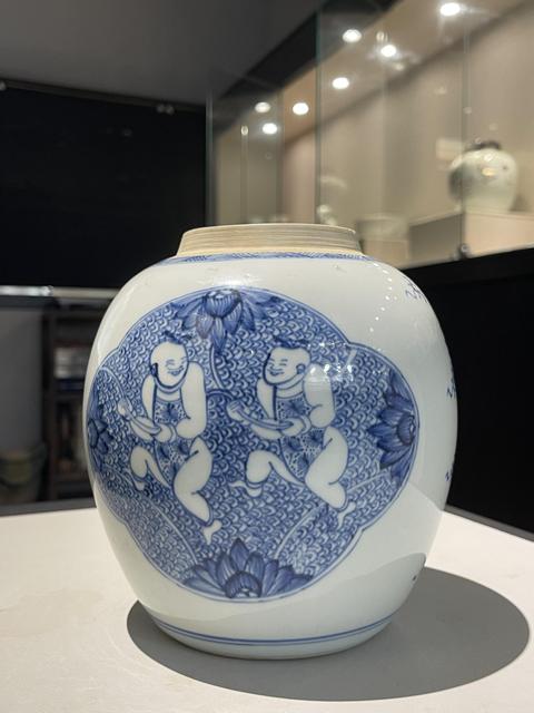 古玩陶瓷清代康熙青花執(zhí)荷童子罐拍賣，當(dāng)前價(jià)格22888元