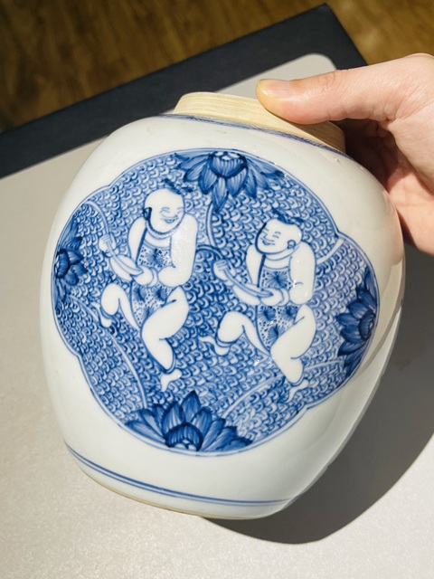 古玩陶瓷清代康熙青花執(zhí)荷童子罐拍賣，當(dāng)前價(jià)格22888元