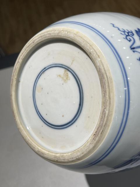 古玩陶瓷清代康熙青花執(zhí)荷童子罐拍賣，當(dāng)前價(jià)格22888元