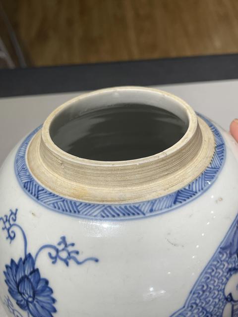 古玩陶瓷清代康熙青花執(zhí)荷童子罐拍賣，當(dāng)前價(jià)格22888元