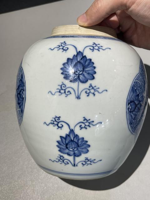 古玩陶瓷清代康熙青花執(zhí)荷童子罐拍賣，當(dāng)前價(jià)格22888元