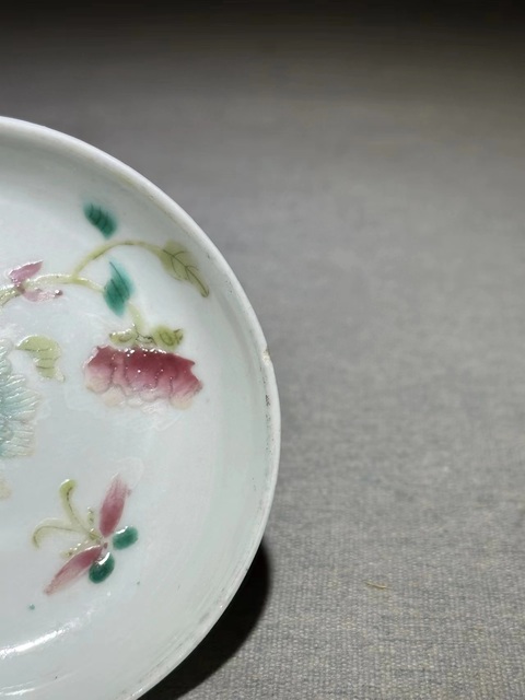 古玩陶瓷【清末民初·帝國余暉！小精品！】花蝶紋粉彩盤拍賣，當前價格1388元