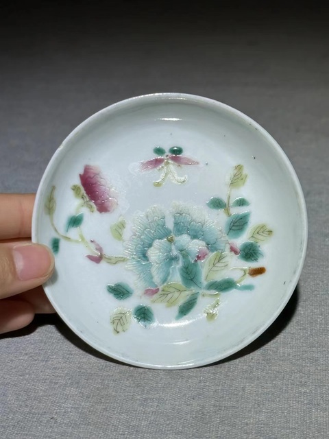 古玩陶瓷【清末民初·帝國余暉！小精品！】花蝶紋粉彩盤拍賣，當前價格1388元