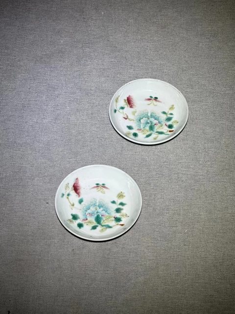 古玩陶瓷【清末民初·帝國余暉！小精品！】花蝶紋粉彩盤拍賣，當前價格1388元