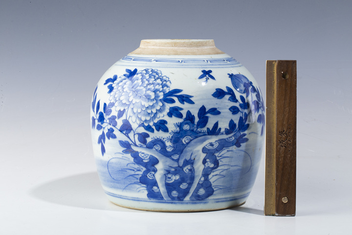 古玩陶瓷清中·青花洞石牡丹紋罐拍賣，當前價格3300元