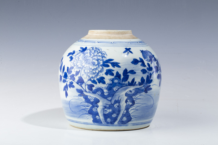 古玩陶瓷清中·青花洞石牡丹紋罐拍賣，當前價格3300元