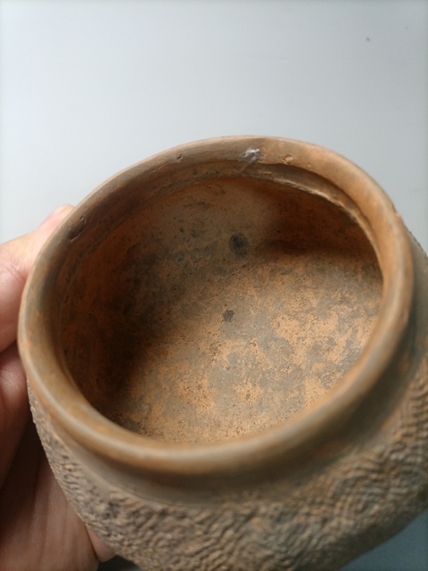古玩陶瓷館藏級春秋戰(zhàn)國刻花紋硬陶罐拍賣,當(dāng)前價(jià)格1980元