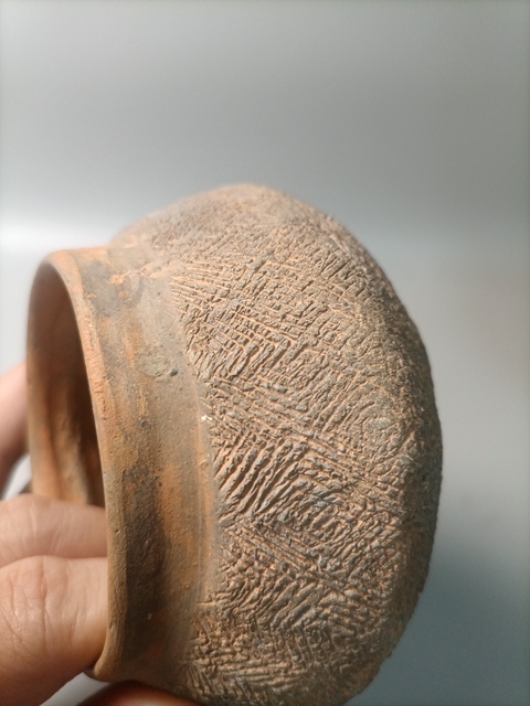 古玩陶瓷館藏級春秋戰(zhàn)國刻花紋硬陶罐拍賣,當(dāng)前價(jià)格1980元
