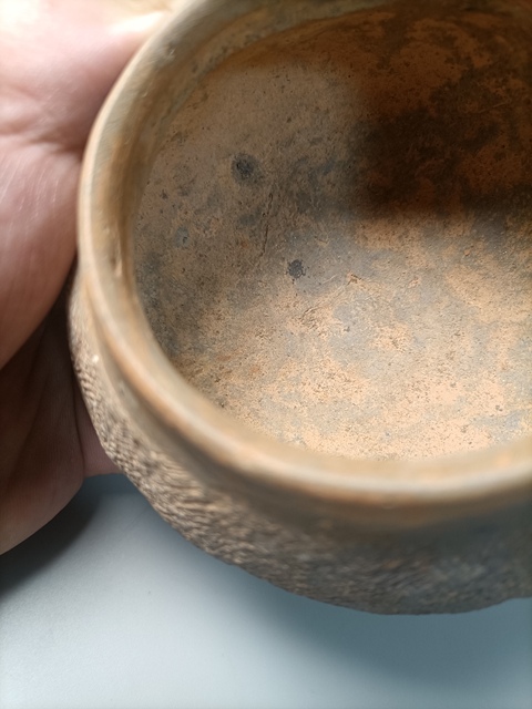 古玩陶瓷館藏級春秋戰(zhàn)國刻花紋硬陶罐拍賣,當(dāng)前價(jià)格1980元