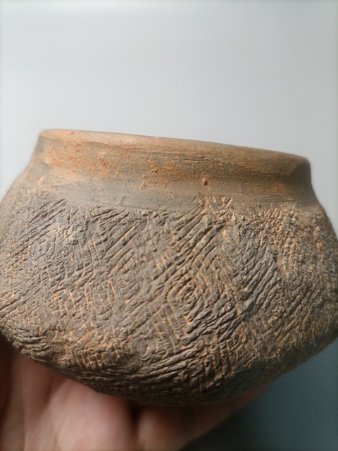 古玩陶瓷館藏級春秋戰(zhàn)國刻花紋硬陶罐拍賣,當(dāng)前價(jià)格1980元