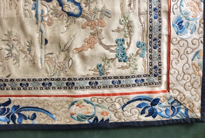 古玩雜項(xiàng)清代中期打籽繡山水紋挽袖一對拍賣，當(dāng)前價格4500元