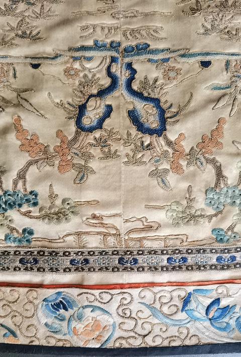 古玩雜項(xiàng)清代中期打籽繡山水紋挽袖一對拍賣，當(dāng)前價格4500元