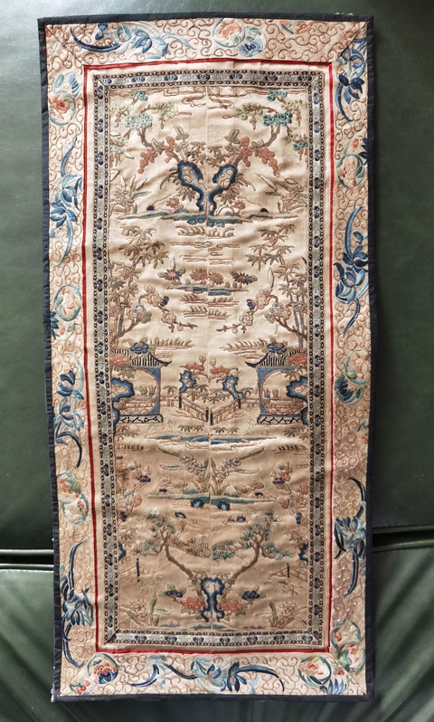 古玩雜項(xiàng)清代中期打籽繡山水紋挽袖一對拍賣，當(dāng)前價格4500元