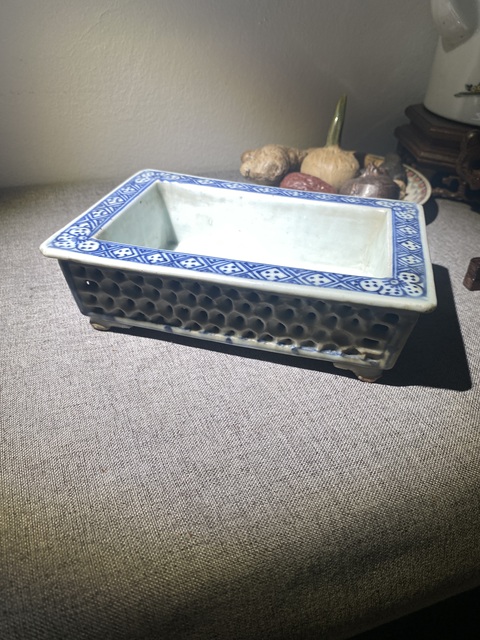 古玩陶瓷清中期青花鏤空水仙盆拍賣(mài),當(dāng)前價(jià)格888元