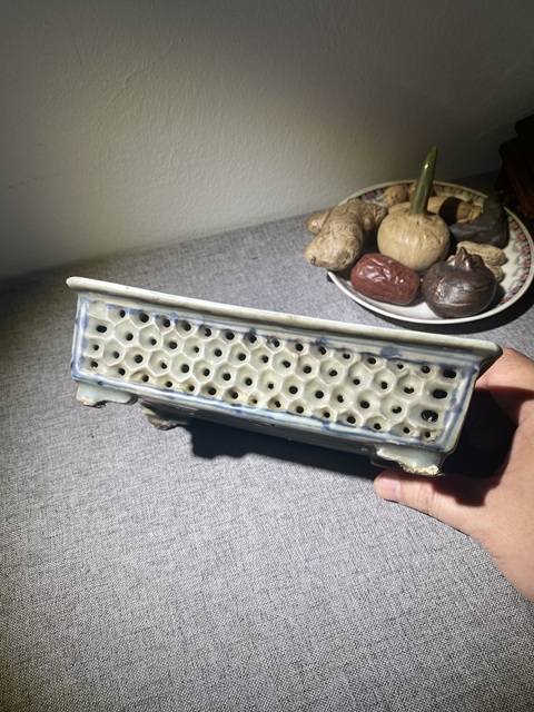 古玩陶瓷清中期青花鏤空水仙盆拍賣(mài),當(dāng)前價(jià)格888元