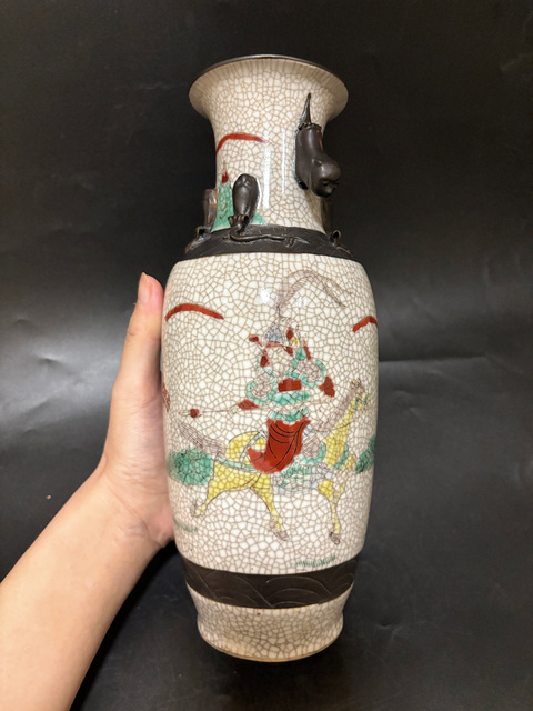 古玩陶瓷民國 哥釉五彩三國人物蟠龍雙獅耳瓶拍賣，當前價格988元
