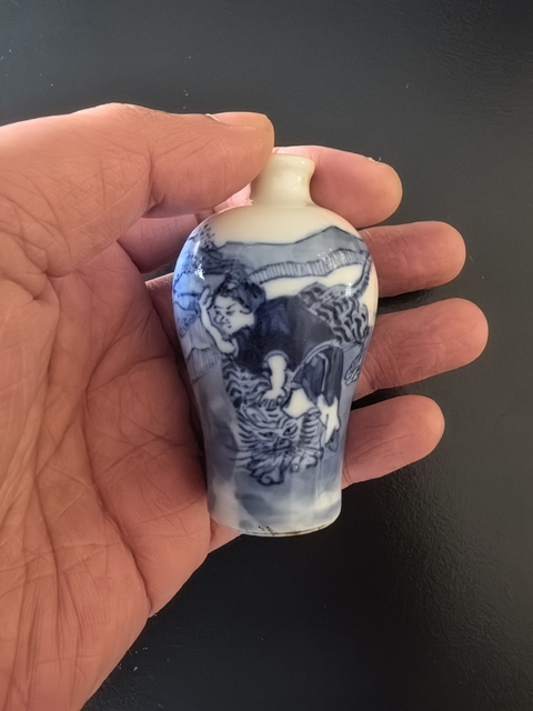 古玩陶瓷清中晚青花《扼虎救父》鼻煙壺拍賣,當前價格5888元