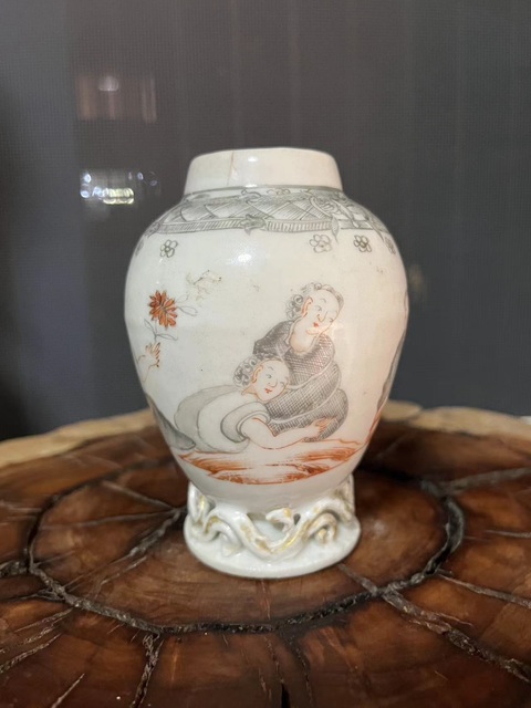 古玩陶瓷乾隆墨彩礬紅西洋人物瓶拍賣,當(dāng)前價(jià)格1688元