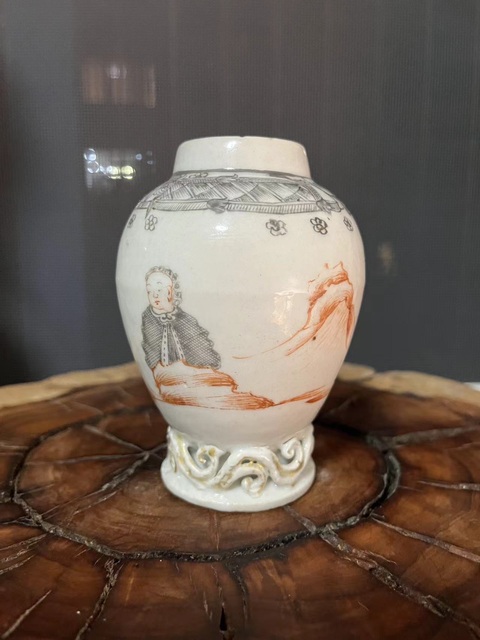 古玩陶瓷乾隆墨彩礬紅西洋人物瓶拍賣,當(dāng)前價(jià)格1688元