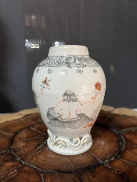 古玩陶瓷乾隆墨彩礬紅西洋人物瓶拍賣,當(dāng)前價(jià)格1688元