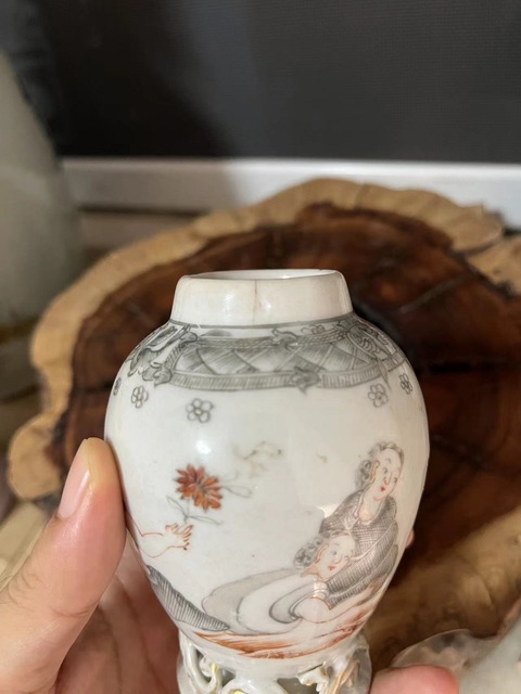 古玩陶瓷乾隆墨彩礬紅西洋人物瓶拍賣,當(dāng)前價(jià)格1688元
